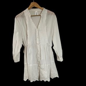 BOHO White blouse with lace and back tie, very feminine. Button up front